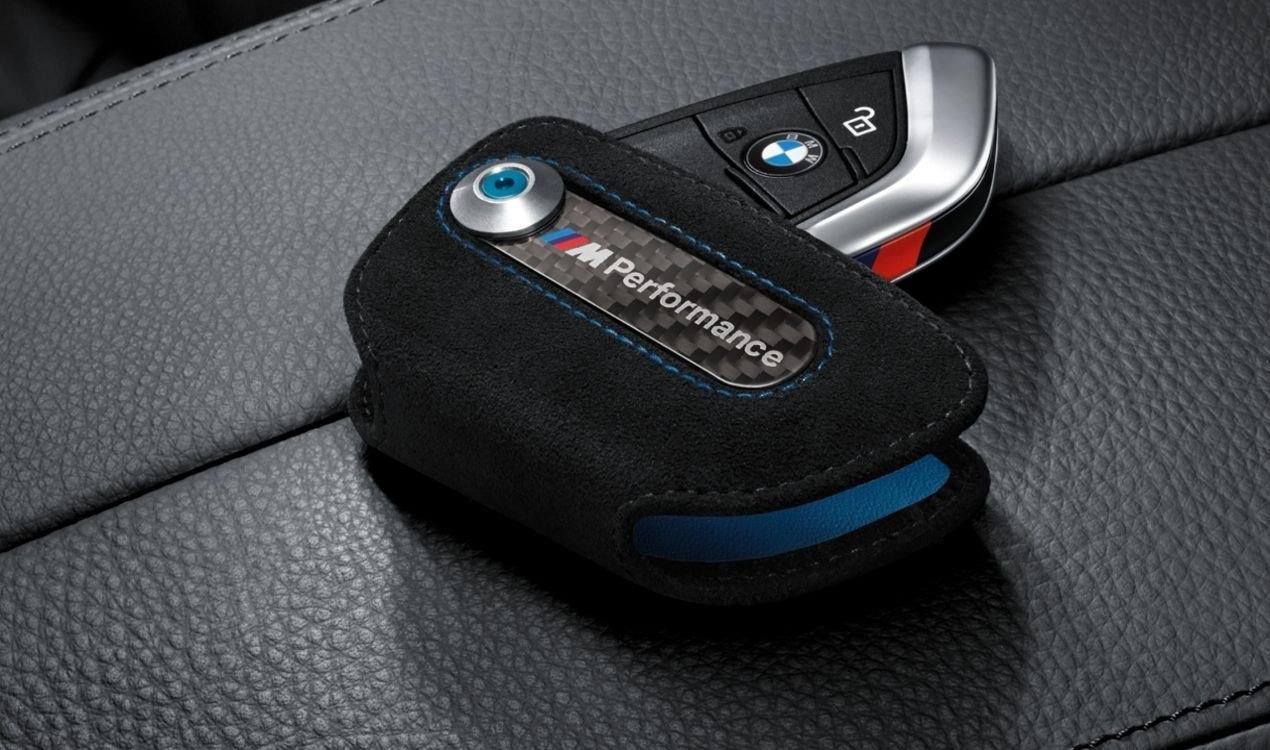 BMW M Performance Schlüsseletui aus Alcantara mit M Performance Schriftzug